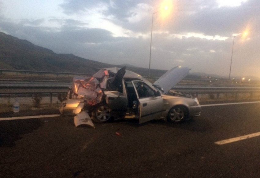 Tırın çarptığı otomobil hurdaya döndü: 1 ölü, 4 yaralı