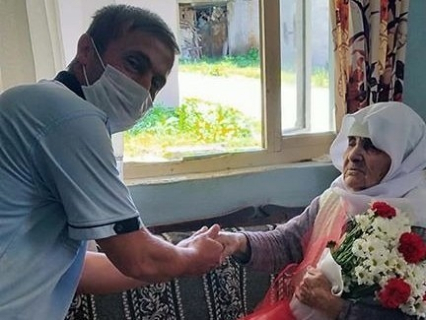 Muhtar Özsoy, 101 yaşındaki anneyi çok duygulandırdı