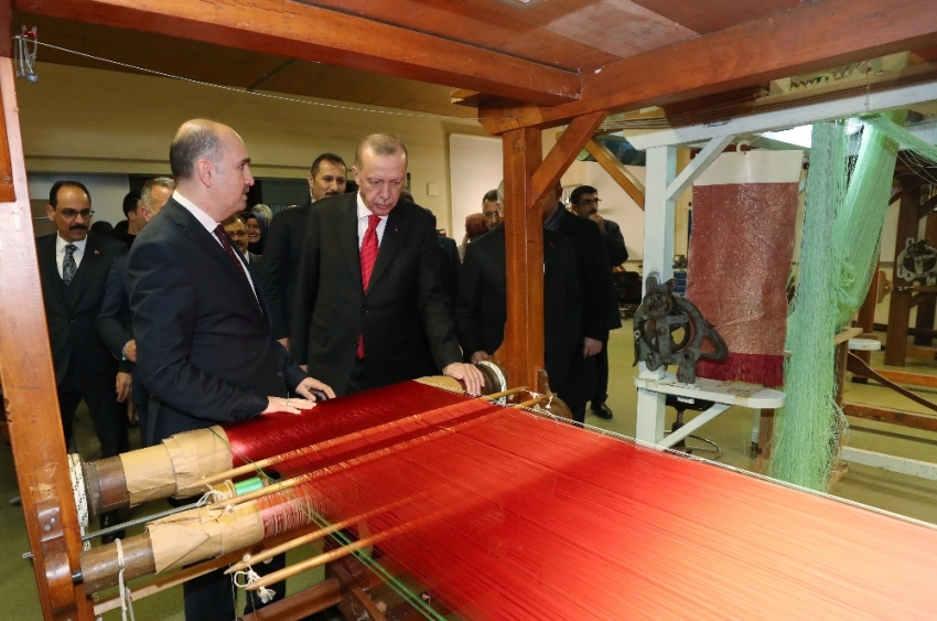 Cumhurbaşkanı Erdoğan, Hereke Halı Fabrikası’nı ziyaret etti