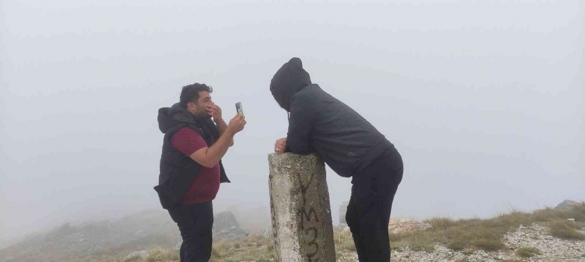 Eylül ayında yağan karı görmek için Uludağ’a çıktılar