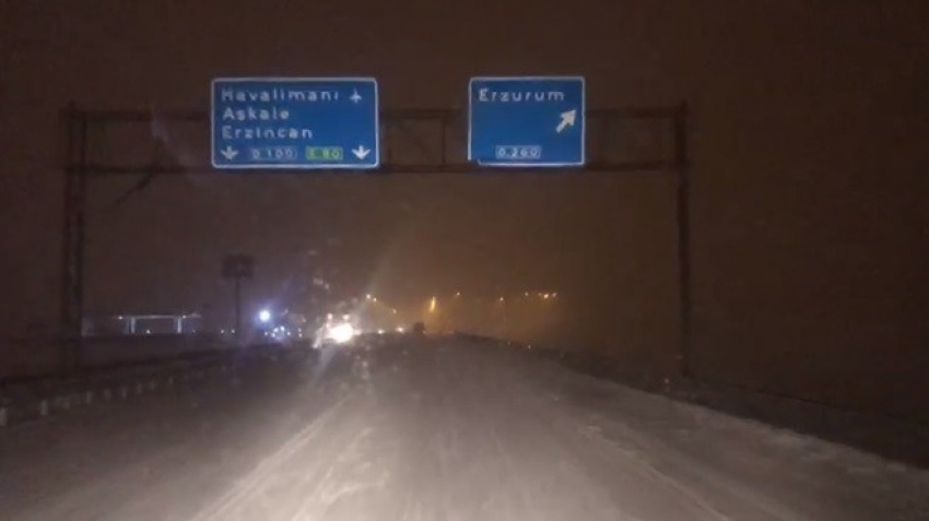 Erzurum-Horasan yolu kar ve tipi nedeniyle trafiğe kapandı