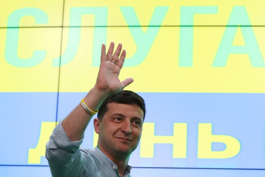 Ukrayna’da genel seçimi de Zelenskiy kazandı