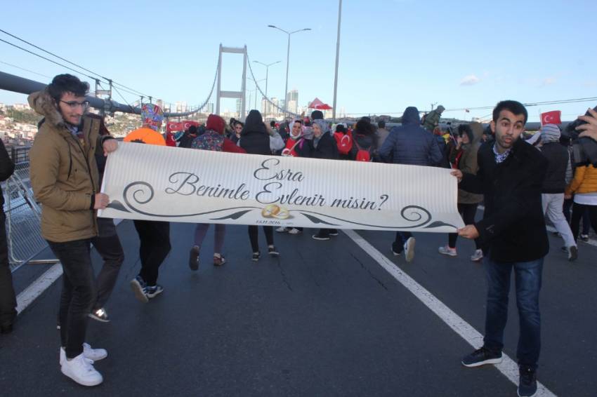 Şehitler Köprüsünde sürpriz evlilik teklifi