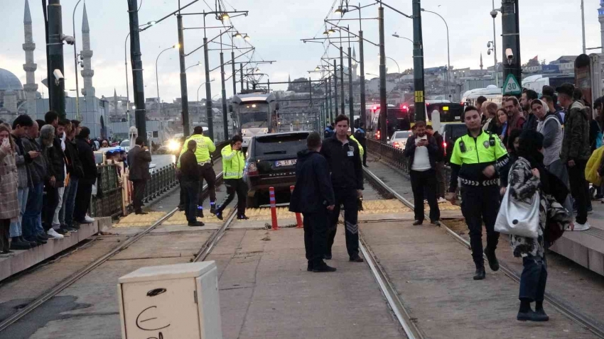 Tramvay yoluna giren cip raylarda asılı kaldı