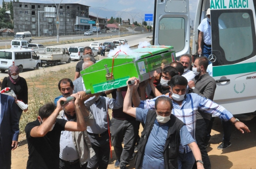 Genç öğretmen duvağıyla son yolculuğuna uğurlandı