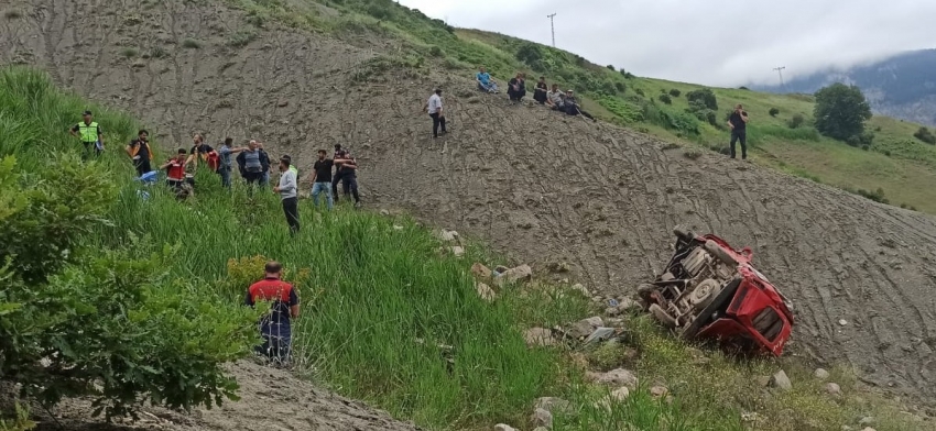 Minibüs kazasında ölen 4 kişinin kimlikleri tespit edildi