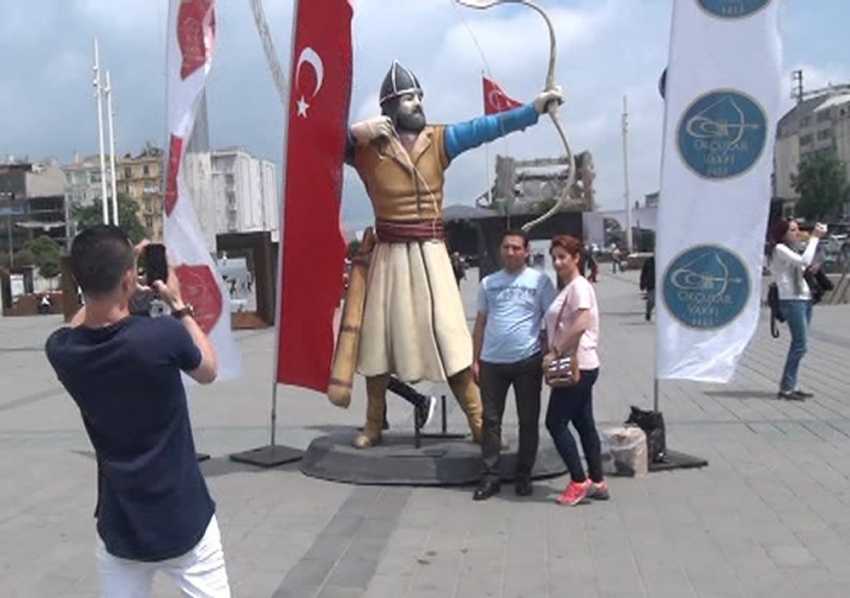 Taksim Meydanı’nda Okçu Heykelleri