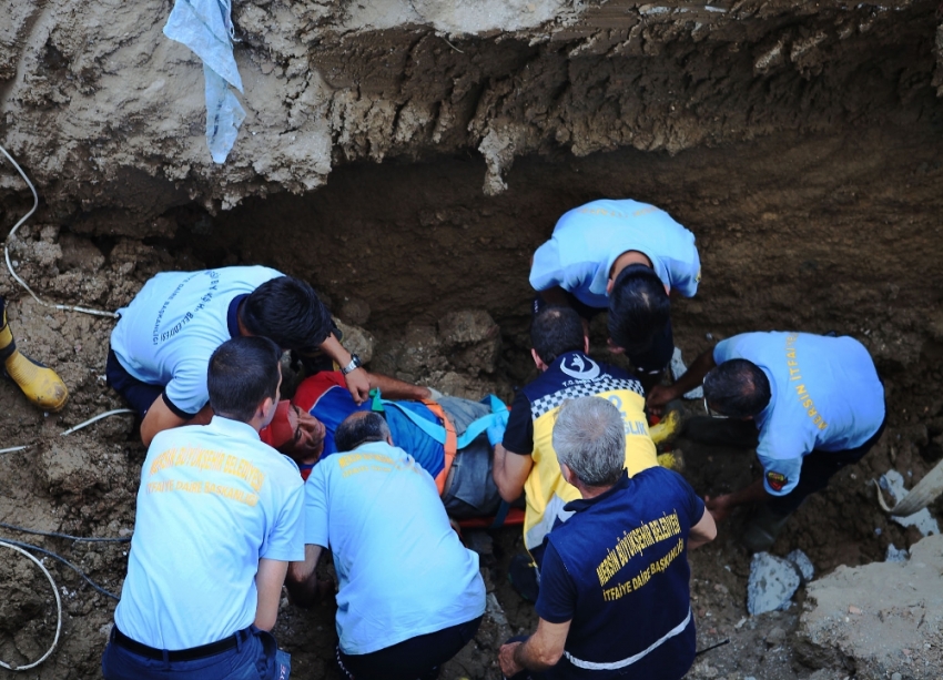 Toprak altında kalan işçiler son anda kurtarıldı