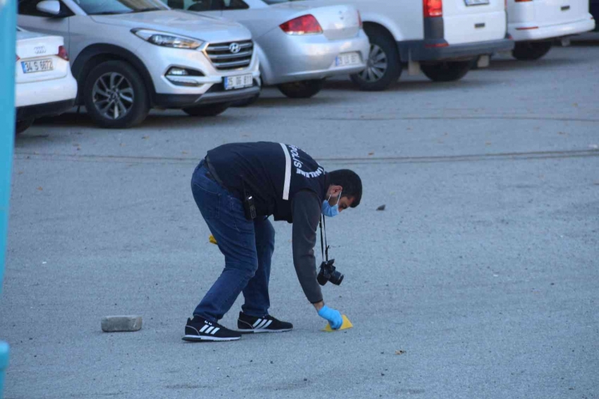 Okul önündeki kavgada liseli genç polise ateş açarak kaçtı