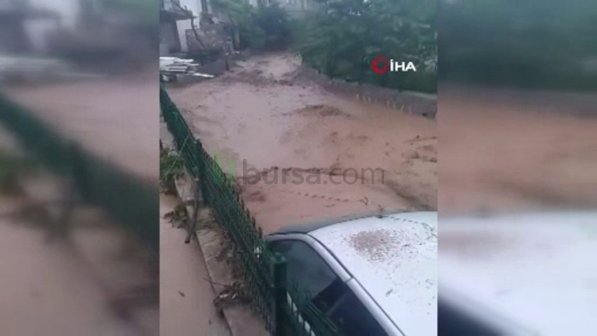 Sağanak yağışla gelen sel, otomobili dereye sürükledi