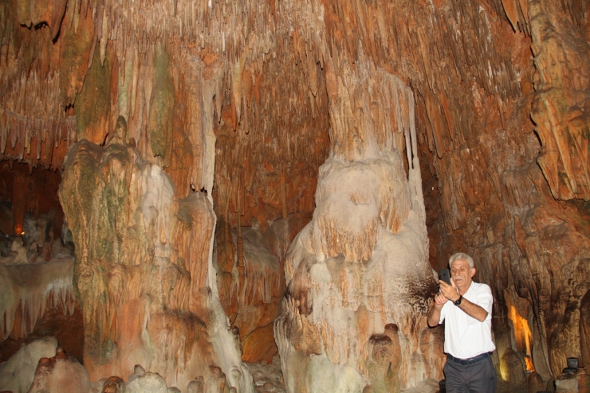 Şifa kaynağı mağara turistlerin akınına uğruyor