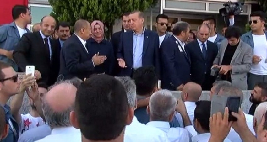 Erdoğan, Atatürk Havalimanı’ndaki taksi durağını ziyaret etti