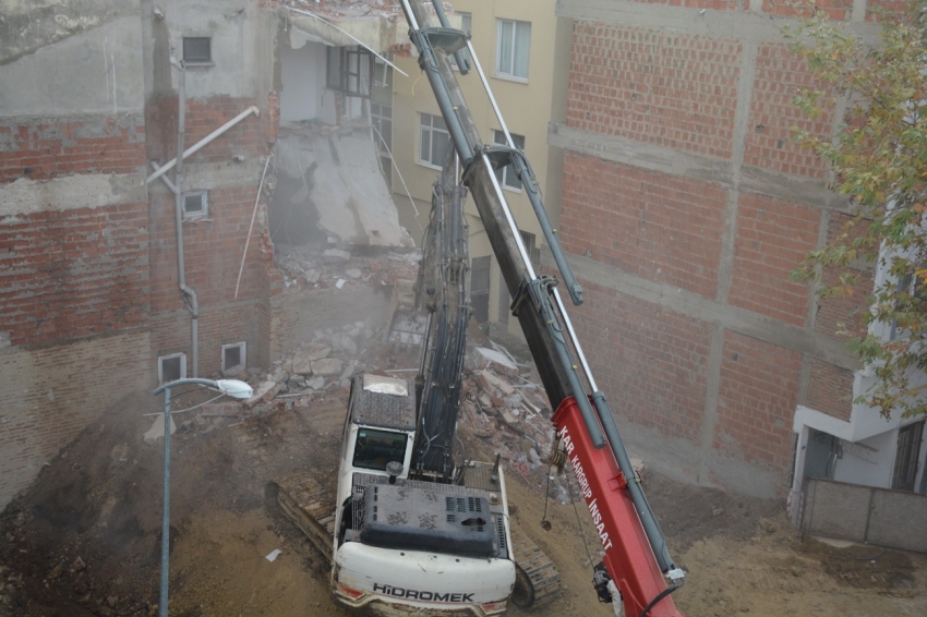 Temelinde kayma meydana gelen binada yıkım