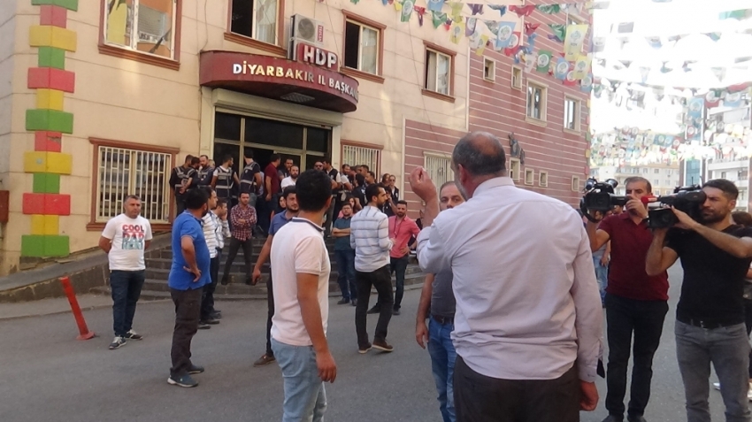 Diyarbakır’da HDP il binası önünde gergin anlar