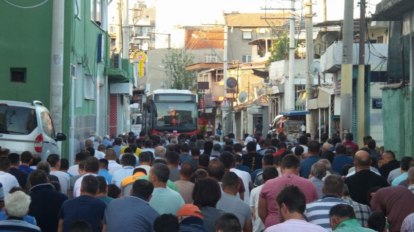 Cemaat yolda namaz kıldı, halk otobüsü kontak kapattı