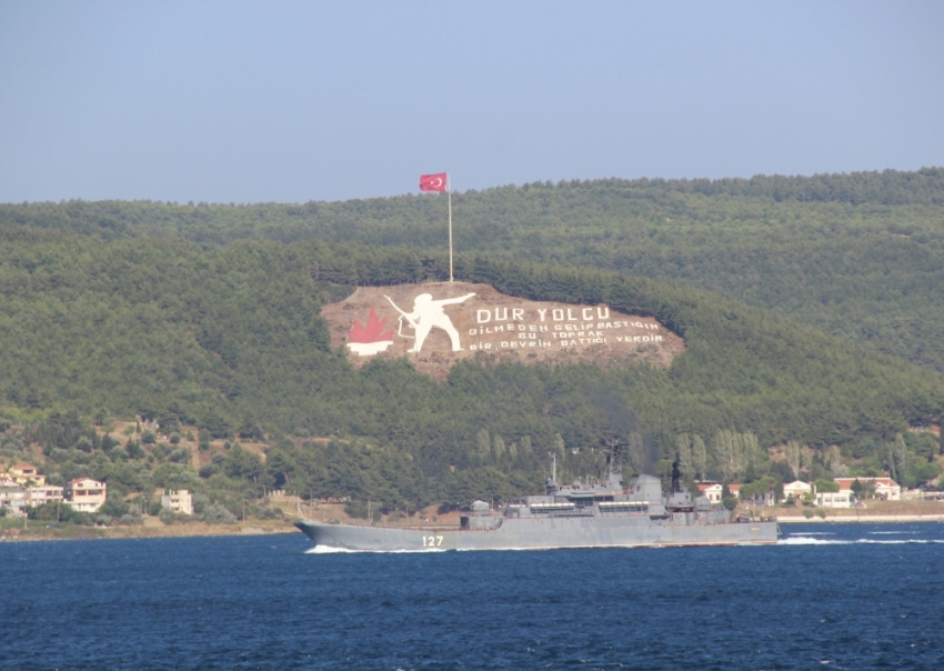 Rus savaş gemisi Boğaz’dan geçti