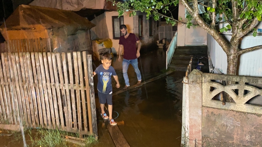 Dere taştı, kenarda evi olan 2 aile mahsur kaldı