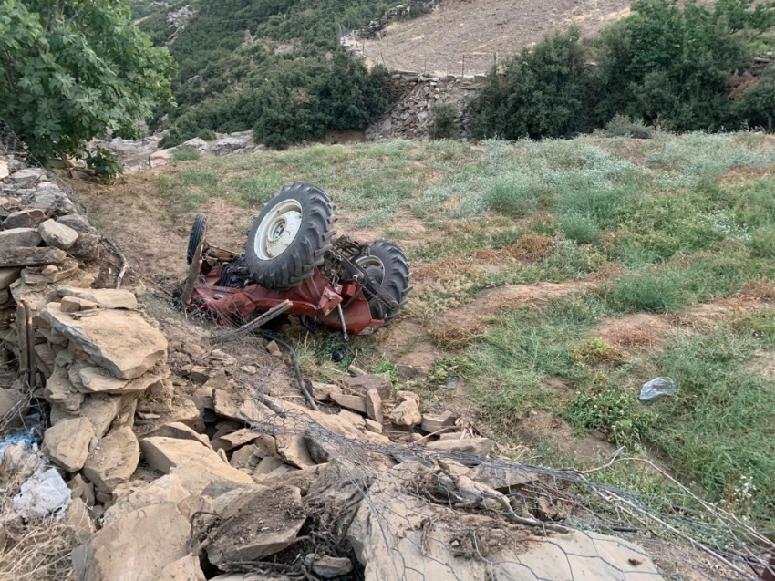 Devrilen traktörün altında kalan genç sürücü ağır yaralandı