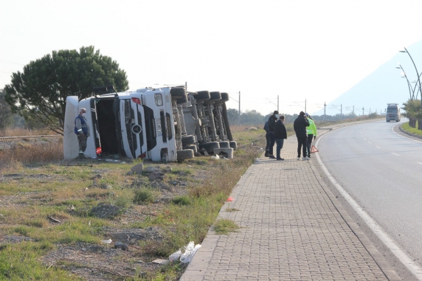 Kontrolden çıkan beton mikseri devrildi: 1 yaralı