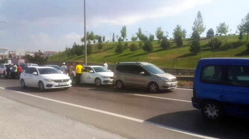 Ankara-Konya karayolunda 6 araç birbirine girdi