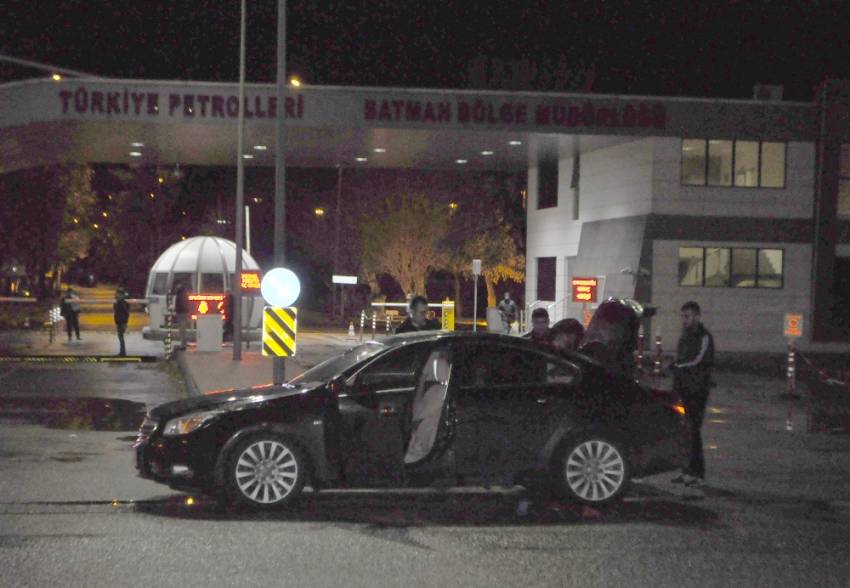 Yakıtı biten otomobil polisi alarma geçirdi