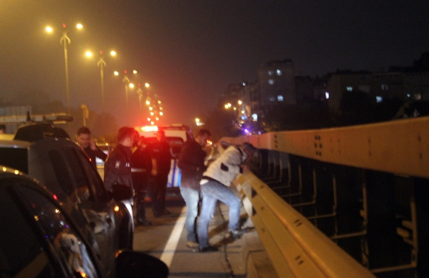 Viyadükte intihar girişimi trafiği felç etti