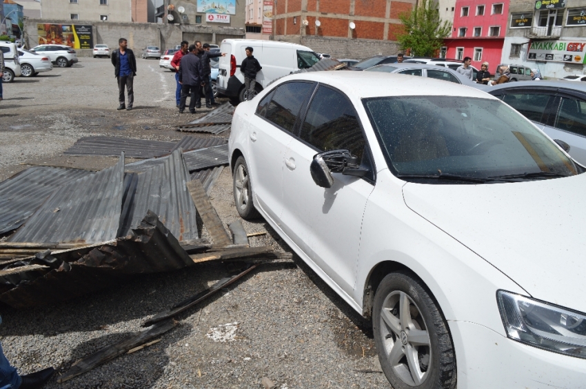 Ağrı’da şiddetli rüzgar çatıları uçurdu