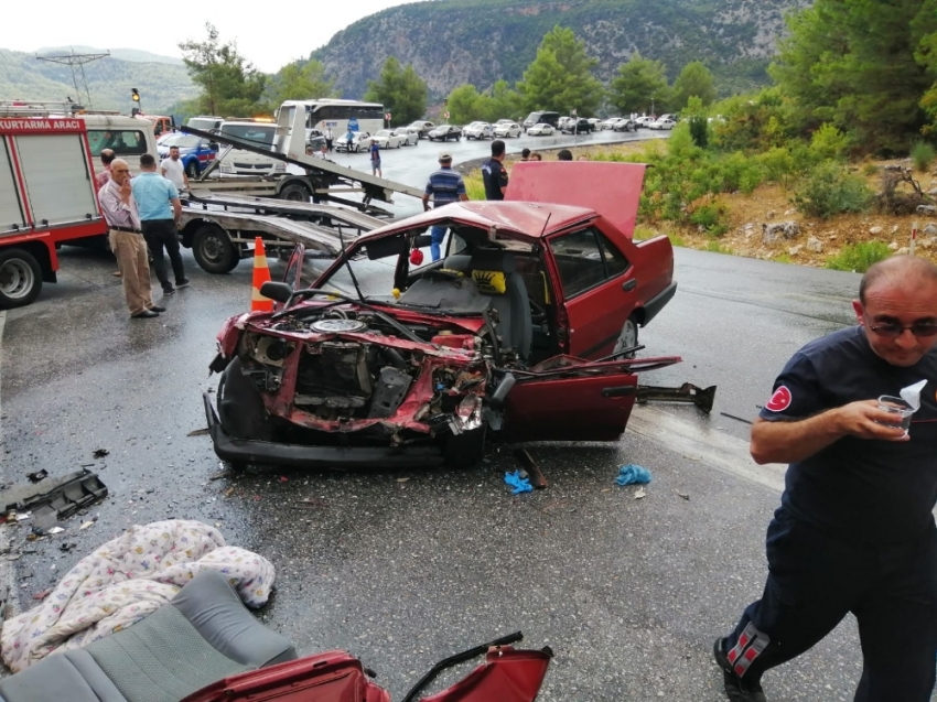 Yolcu otobüsü ile otomobil çarpıştı: 1’i ağır 5 yaralı