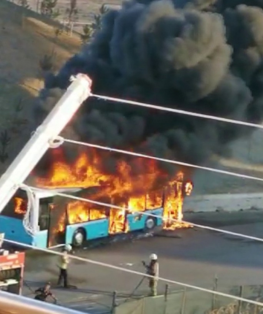 Tuzla’da özel halk otobüsü alev topuna döndü