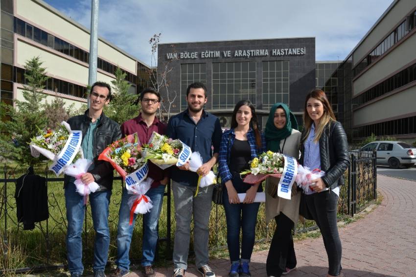 Amaç hizmet etmek: Çiçeklerle karşılandılar