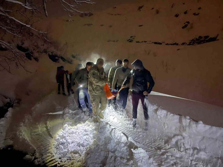 Kardan kapanan yolu aşarak hamile kadını hastaneye yetiştirdiler