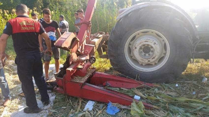 Silaj makinesi çiftçinin kolunu kopardı