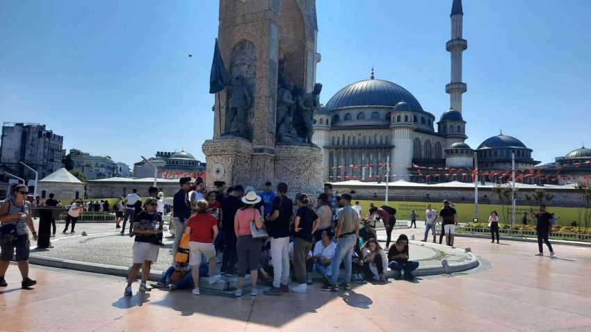 Sıcaktan bunalan vatandaşlar serinlemek için çeşitli yollara başvurdu