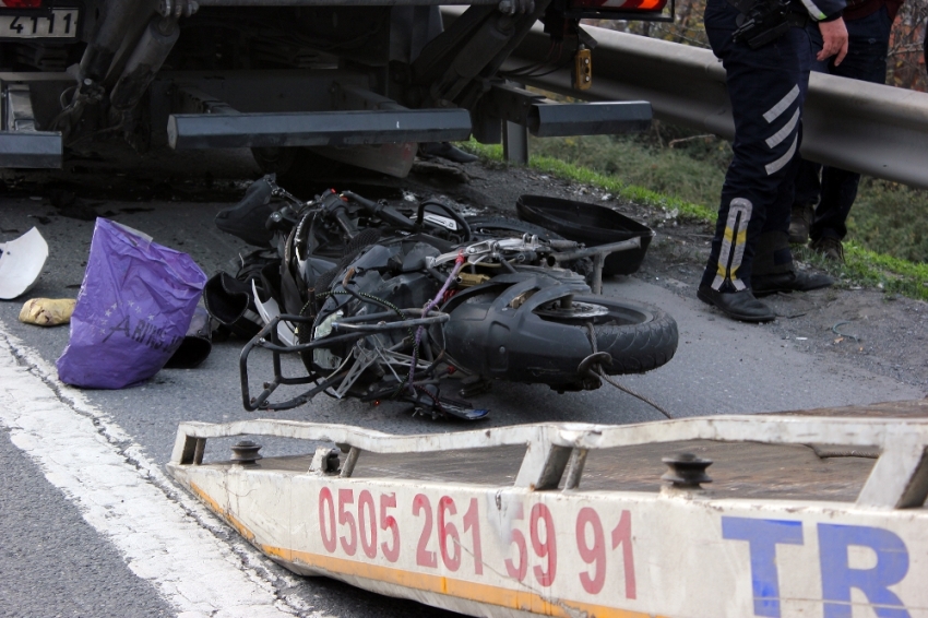 TEM’de motosiklet kamyonun altına girdi: 1 ölü