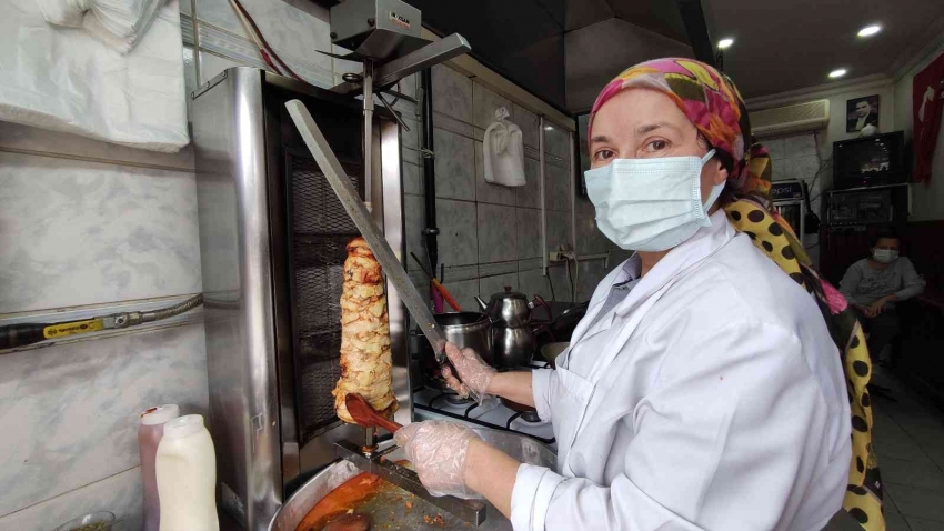 Bursa'da kadın usta 23 yıldır ateşin başında döner kesiyor