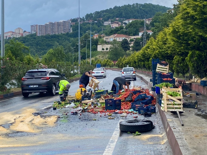 Kamyonet yan yattı, sebze ve meyveler yola saçıldı