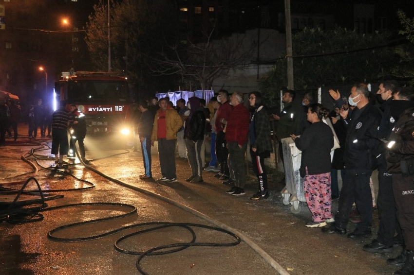 Sokağa çıkma kısıtlamasını hiçe sayıp yangını izlediler