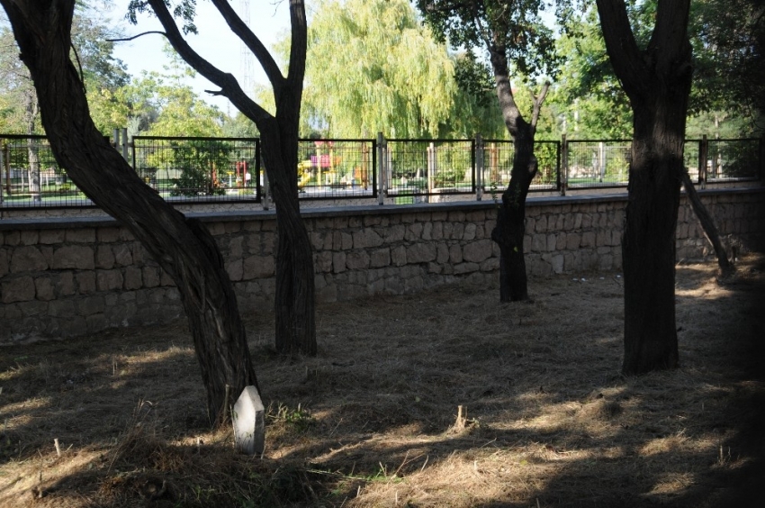 İki park arasında meçhul mezarlık