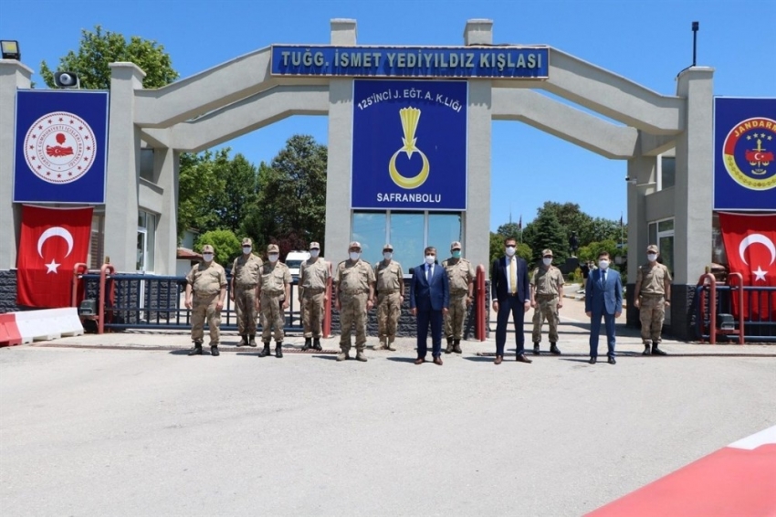 Askerler birliklerine teslim olmaya başladı