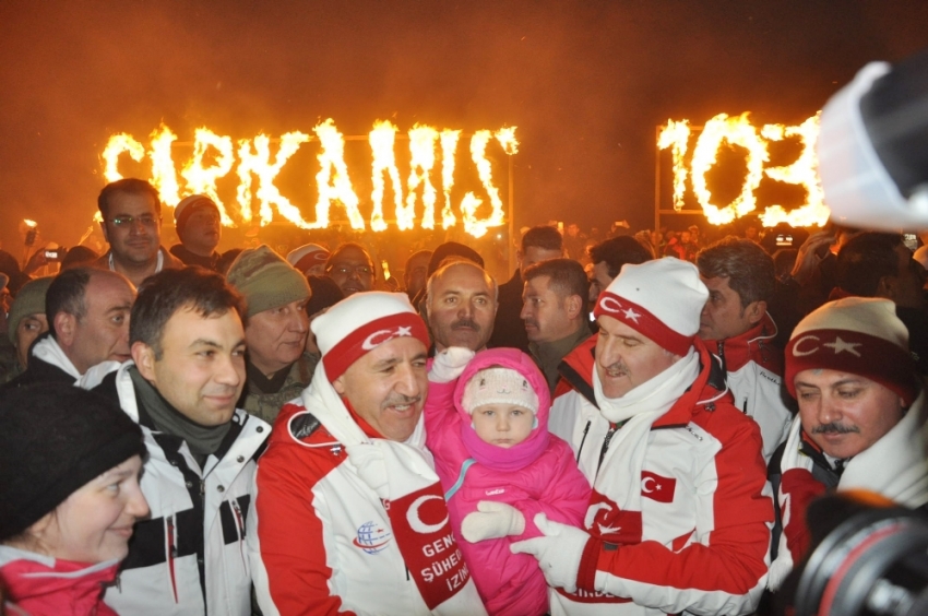 103. yıl dönümünde meşaleli kayak gösterisi