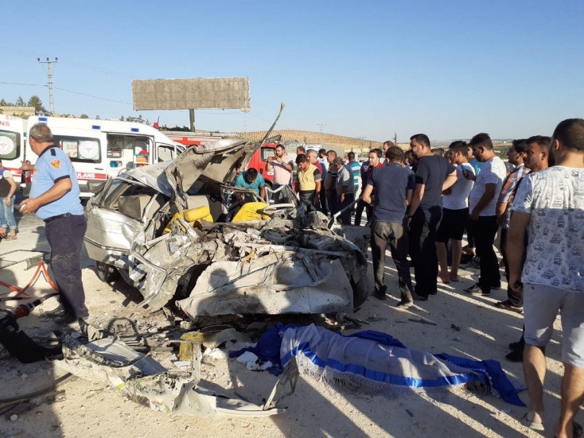 Gaziantep’te otomobil ile minibüs çarpıştı: 3 ölü, 12 yaralı