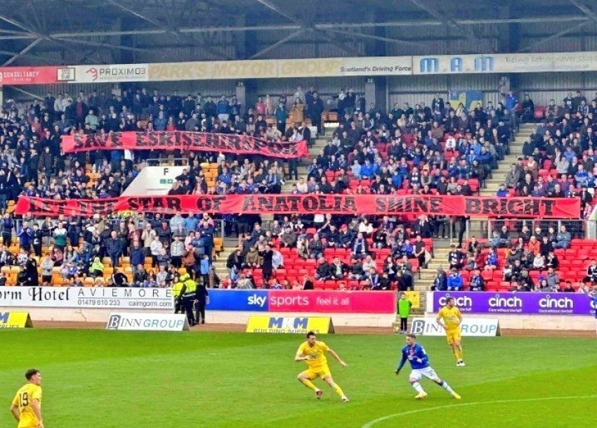 St. Johnstone taraftarlarının açtığı Eskişehirspor pankartı İskoçya Ligi’ne damga vurdu