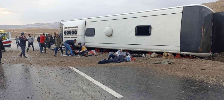 Göçmenleri taşıyan otobüs devrildi, ilk belirlemelere göre 3 kişi öldü, 27 kişi yaralandı