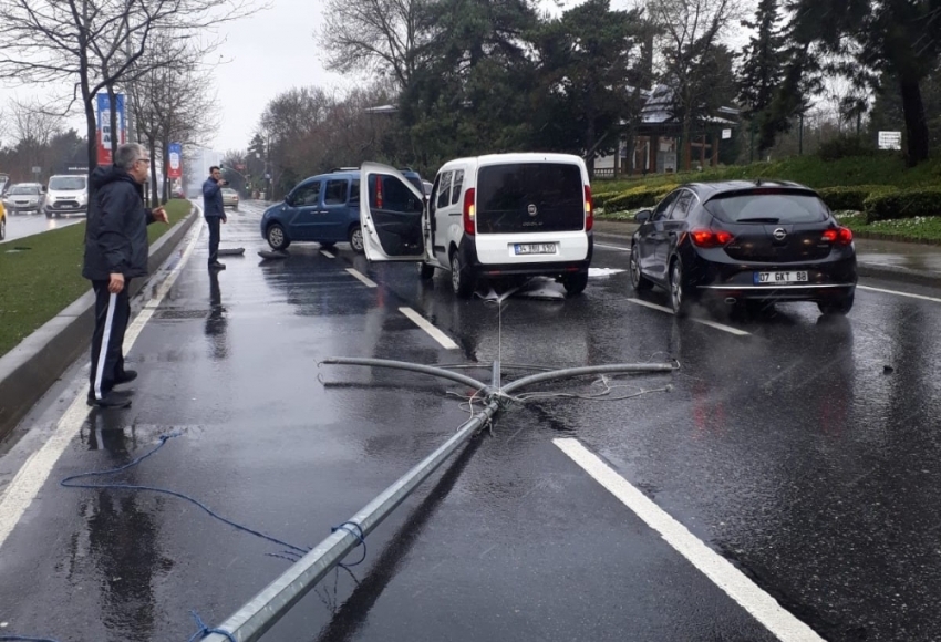 Aydınlatma direği otomobillerin üstüne devrildi