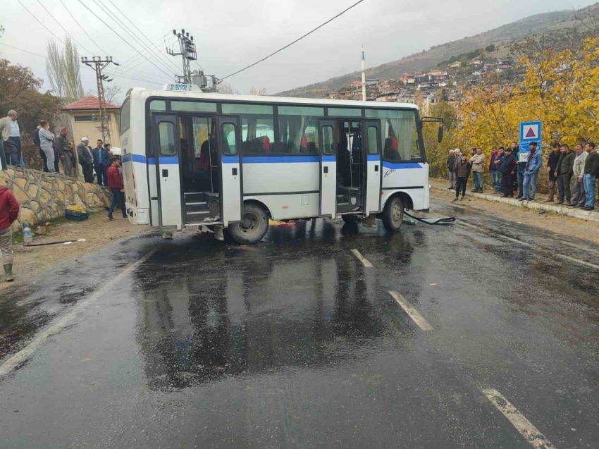 İşçi servisi ile kamyon çarpıştı: 7 yaralı