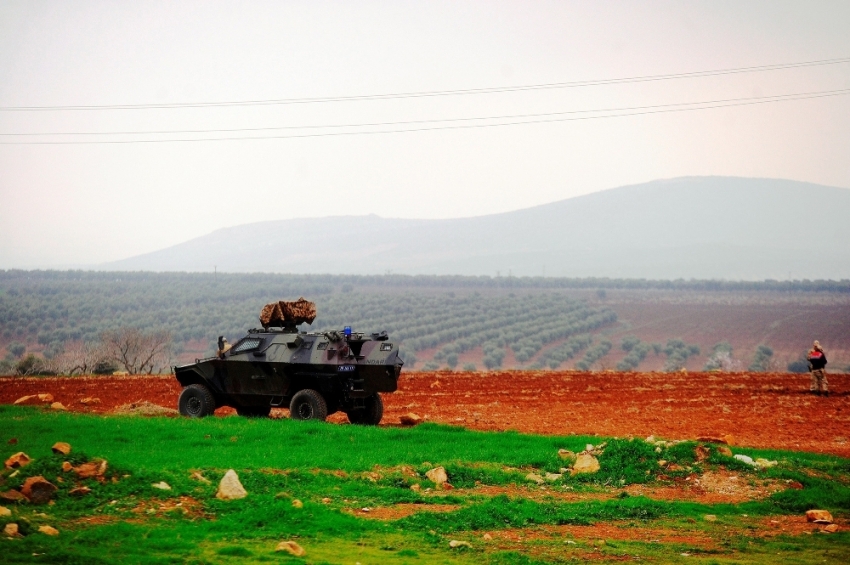 Kilis’te köyde bir evin bahçesine roket düştü