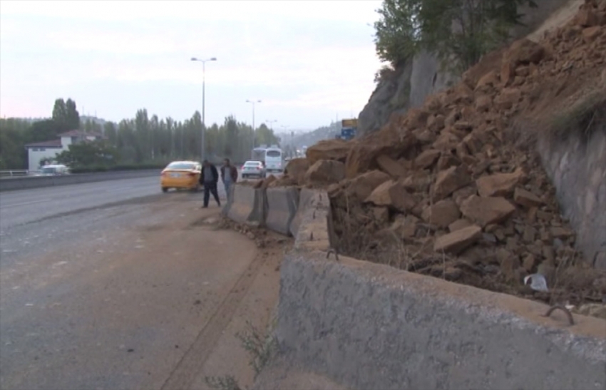 Ankara’da toprak kayması: Araçtakiler saniyelerle kurtuldu