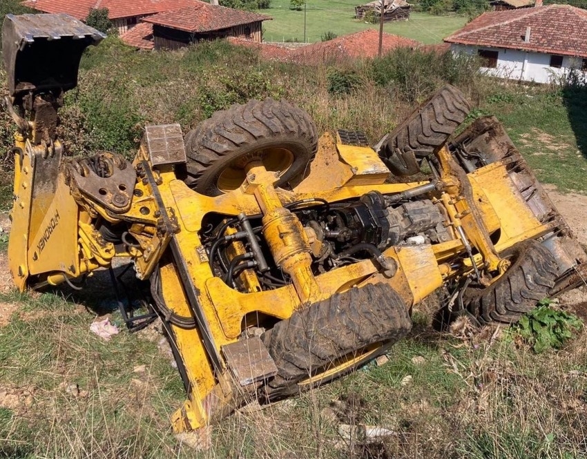 Devrilen iş makinesinin altında kalan operatör tedavi altına alındı