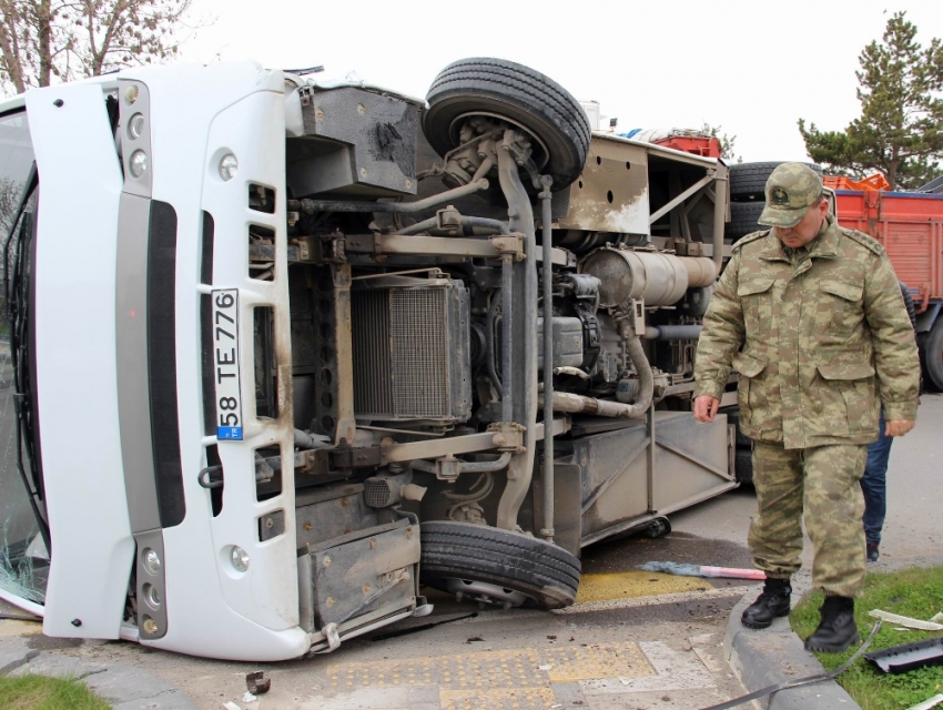 Sivas'ta askeri midibüs devrildi