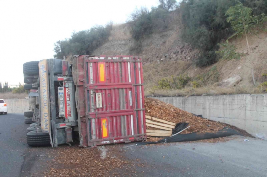 Talaş yüklü tır devrildi: 1 yaralı